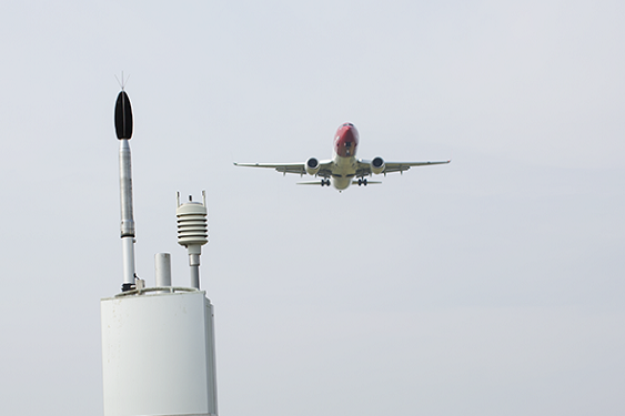 An aircraft overflies a noise monitoring terminal
